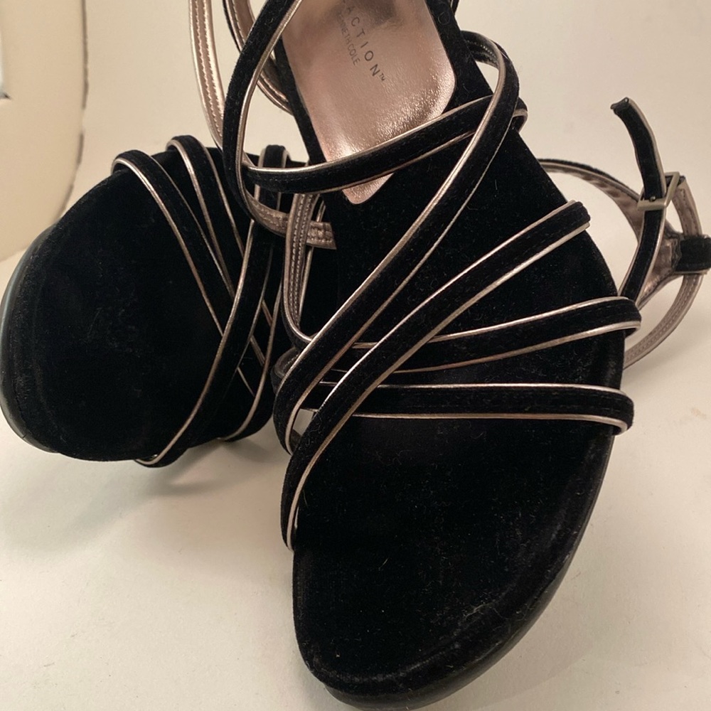 KENNETH COLE REACTION (10) Black Velvet scrappy heels trimmed w/ gray. 3-½ heel